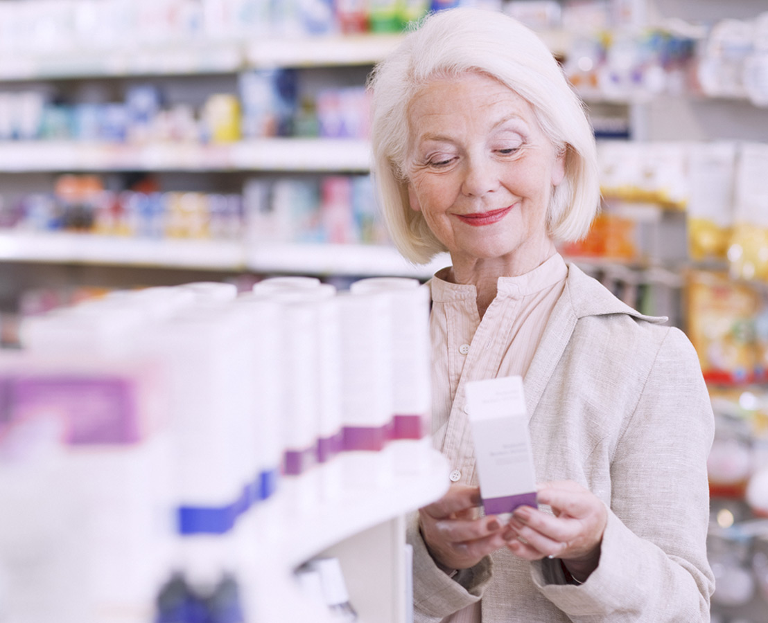 Starija žena u ljekarni