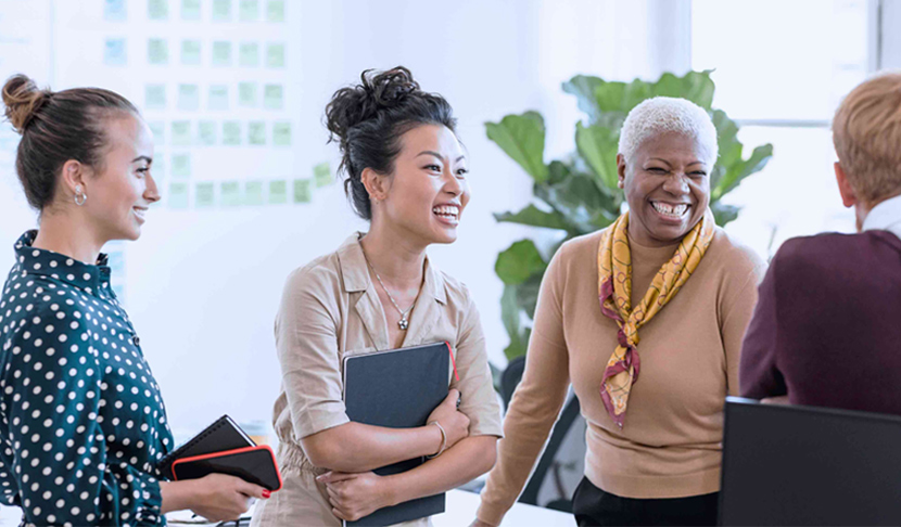Raznolika skupina kolega u interakciji, naglašavajući inkluzivnost i suradničku radnu kulturu.